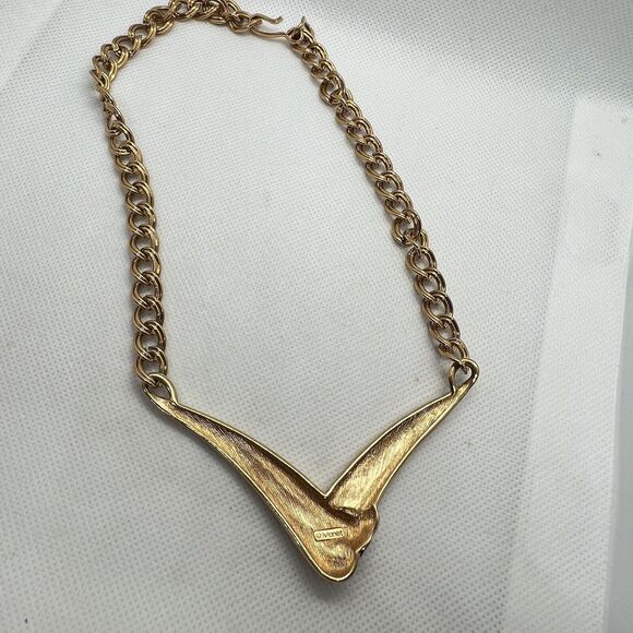 Monet V Shape Choker Necklace Pink Enamel & Gold Tone Wide Flat Chain Vintage - Picture 5 of 5